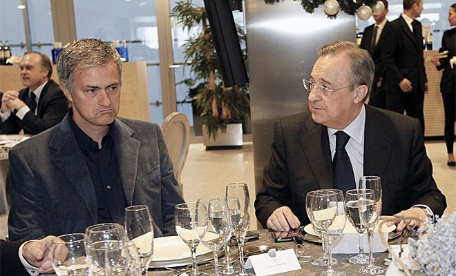Vẻ mặt căng thẳng của Jose Mourinho khi trò chuyện cùng Chủ tịch Florentino Perez, có nhiều tin đồn rằng 'Người đặc biệt' sẽ chia tay Real ngay sau mùa giải này.
